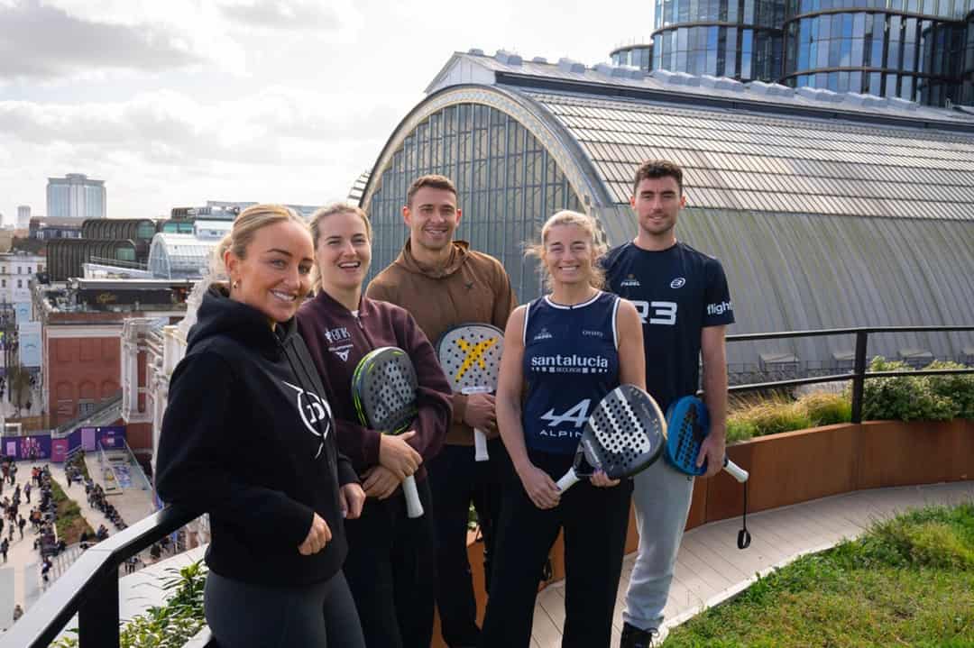 Padelspelers met rackets op het dakterras van Olympia London