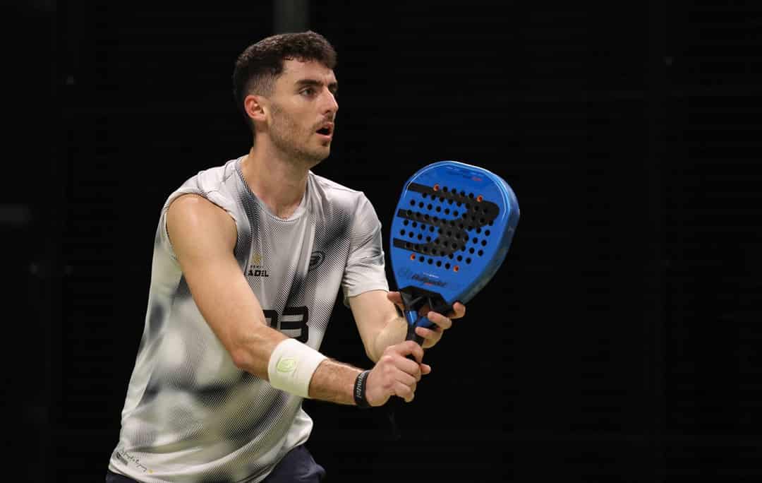 Christian Medina Murphy in actie met zijn racket tijdens een indoorwedstrijd op de Premier Padel Tour