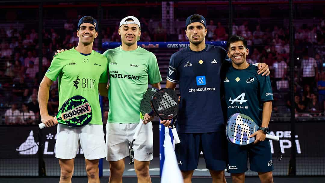 De vier halvefinalisten poseren voor hun partij op het centre court van Olympia London