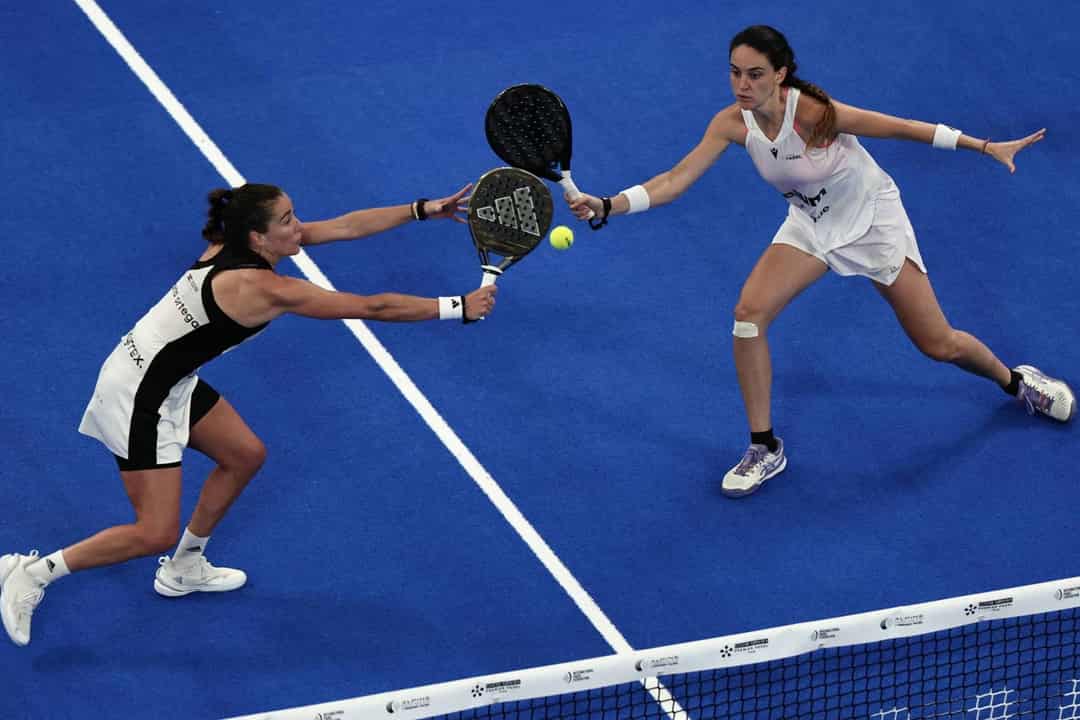 Twee speelsters duelleren aan het net tijdens een Premier Padel-wedstrijd