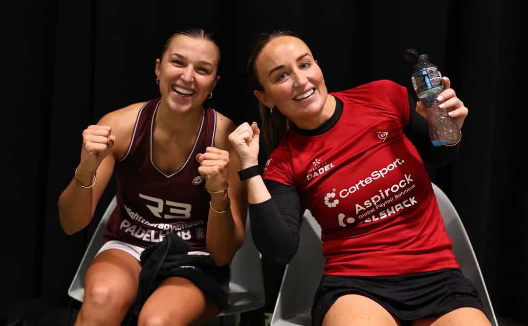Aimee Gibson en Catherine Rose juichen naast de baan tijdens een Premier Padel-toernooi