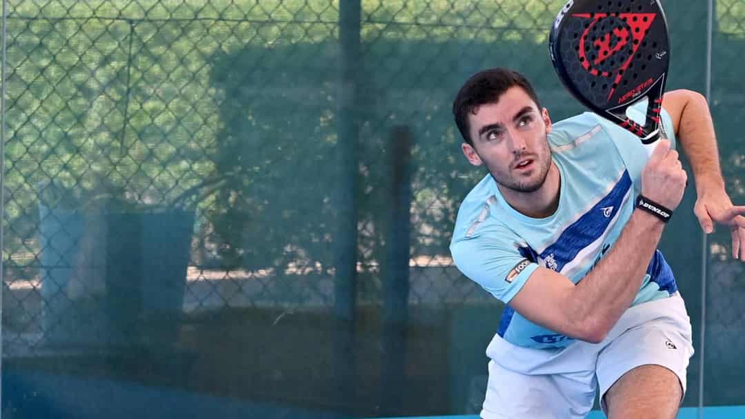 Christian Medina Murphy bereidt een smash voor op de padelbaan in LTA-tenue