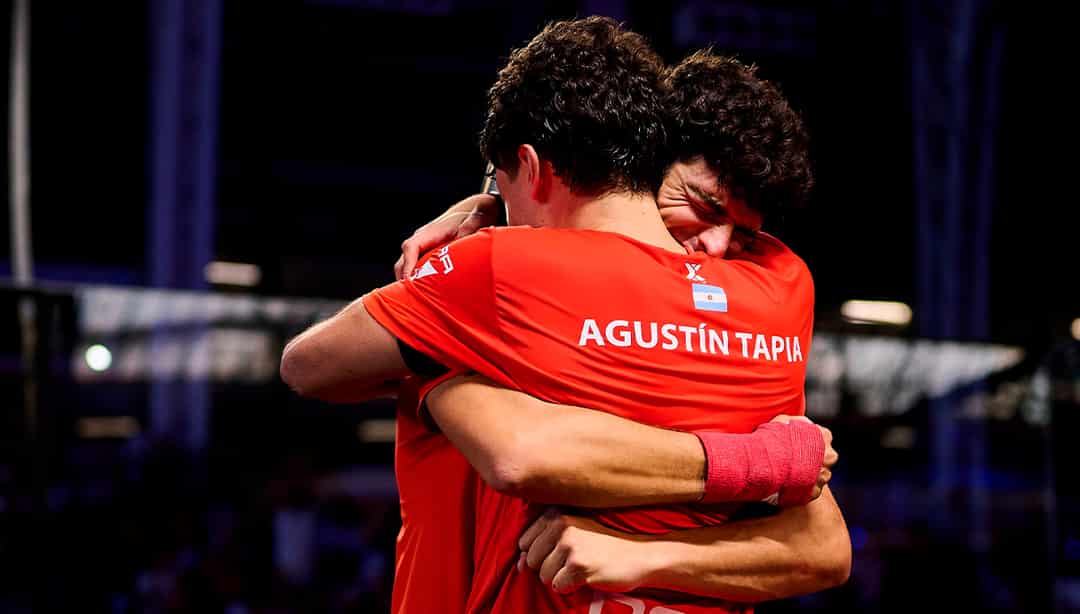 Agustin Tapia en Arturo Coello omhelzen elkaar na de gewonnen finale in Olympia London