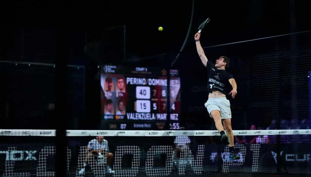 Speler slaat een smash op baan 3 tijdens de London Premier Padel P1 in Olympia