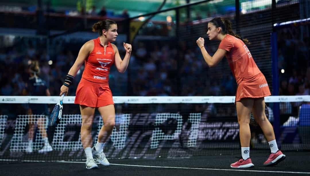 Martina Calvo en Claudia Fernandez vieren een punt tijdens de Premier Padel P1 in Londen