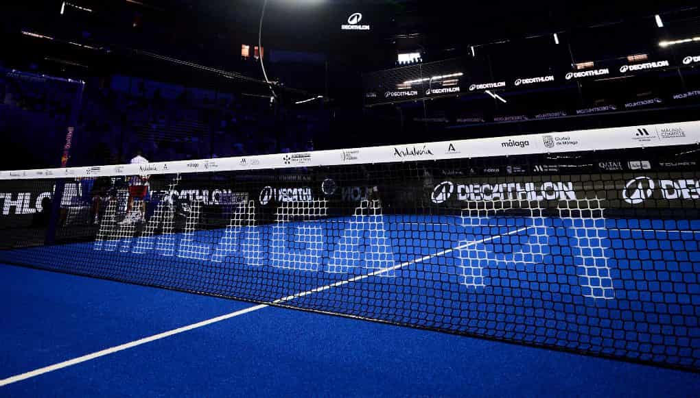 Centercourt van het Premier Padel P1 in Malaga met de naam MALAGA op de blauwe baan.