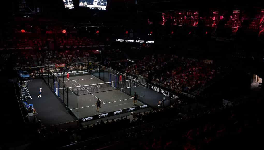 Centrale baan van de Premier Padel P2 Bordeaux in een gevuld Patinoire Meriadeck