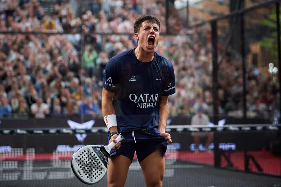 Padelspeler viert punt voor uitverkochte tribune tijdens Lotto Brussels Premier Padel P2