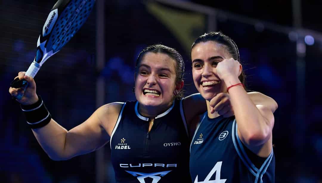 Martina Calvo en Claudia Fernandez vieren hun overwinning op de padelbaan