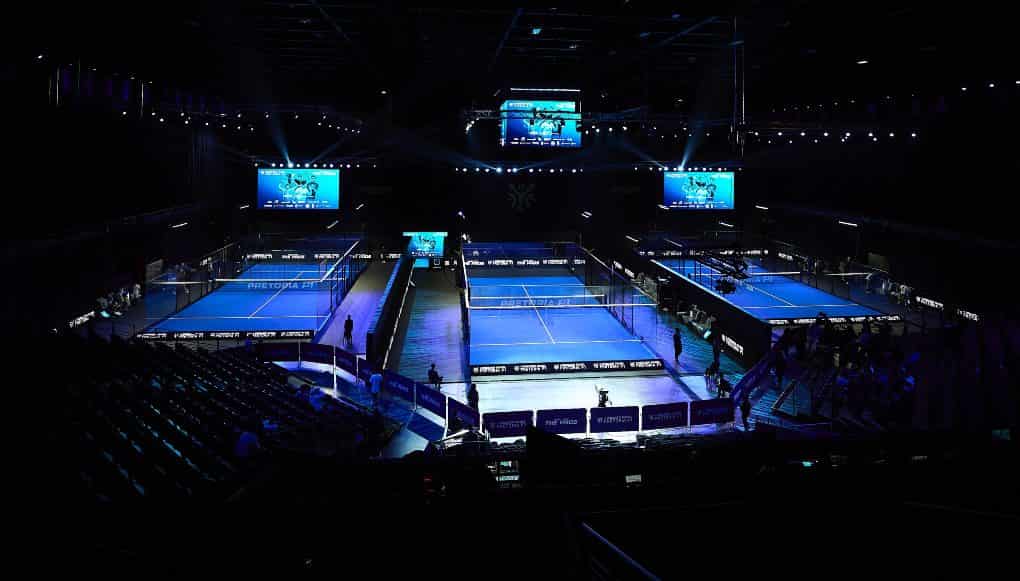 Overzicht van de drie verlichte padelbanen in de arena van de Premier Padel P1 in Pretoria
