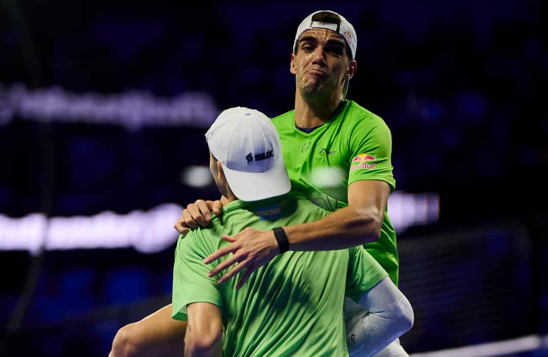 Juan Lebron en Leandro Augsburger omhelzen elkaar na een gewonnen wedstrijd op het Premier Padel-circuit