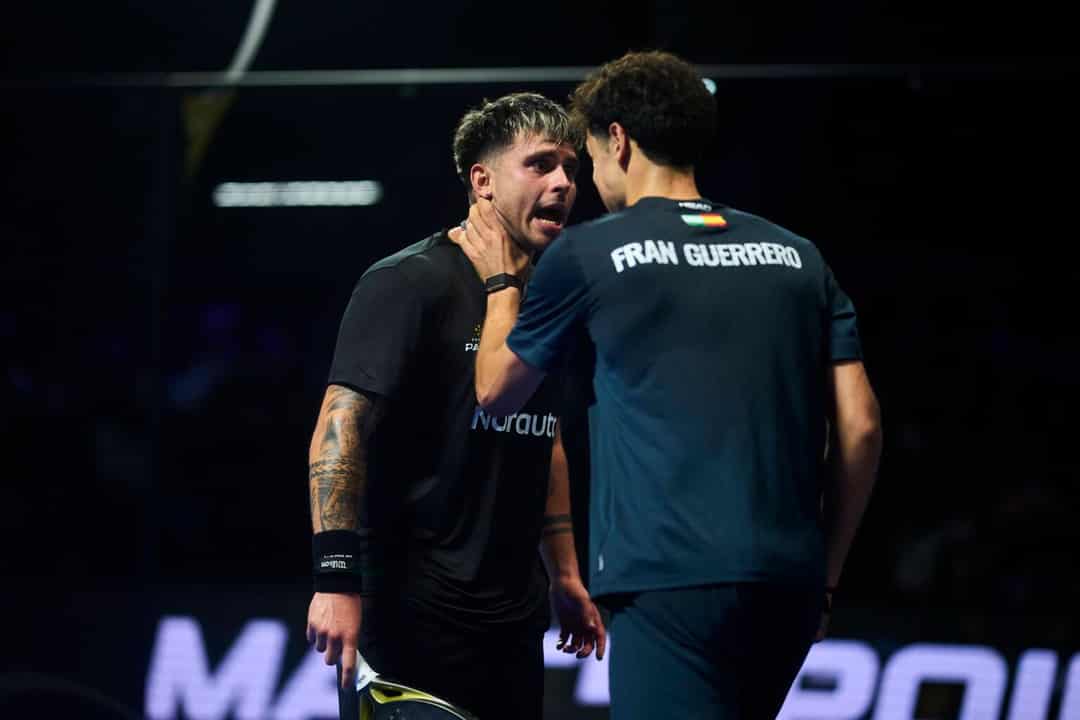 Javi Leal en Fran Guerrero overleggen tijdens hun wedstrijd op het Premier Padel-circuit