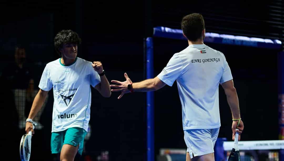 Manuel Castano en Enrique Goenaga klappen af tijdens hun wedstrijd op de Premier Padel-tour