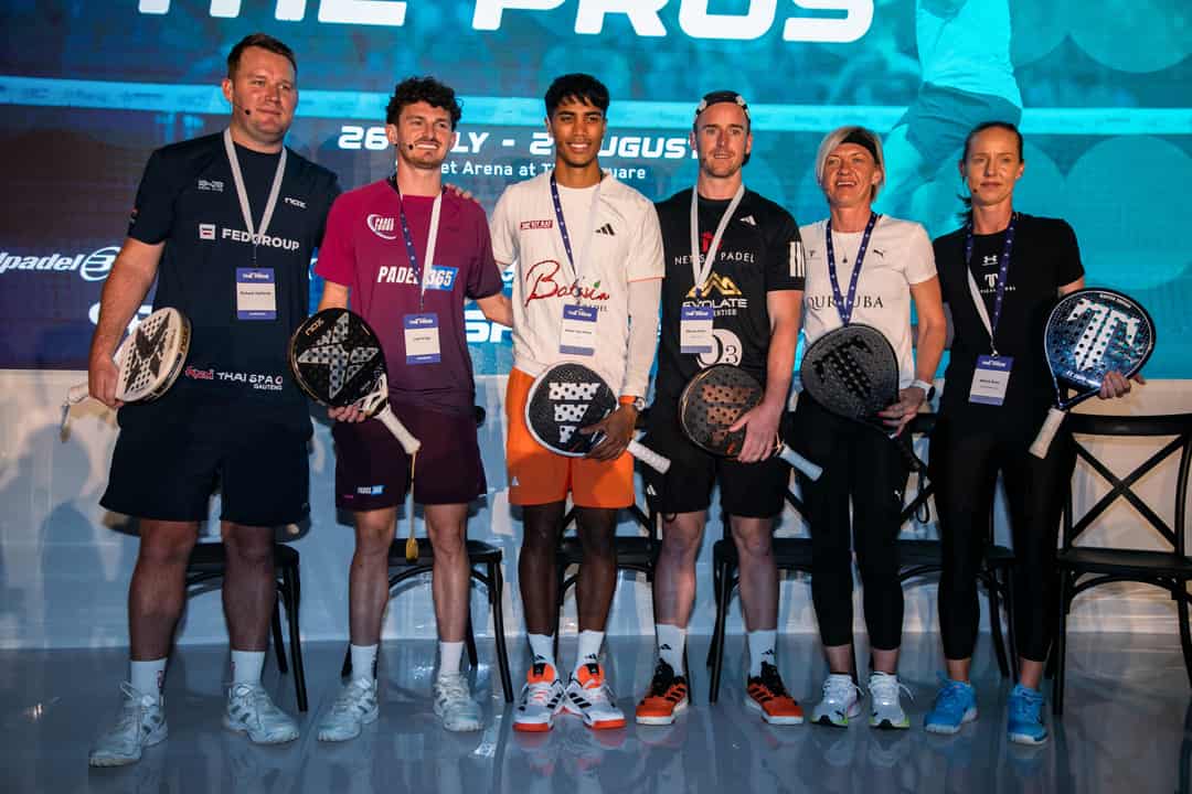 Zes Zuid-Afrikaanse padelspelers met rackets bij de presentatie van de Premier Padel P1 in Pretoria