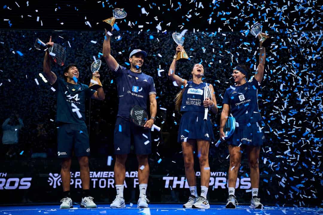Alejandro Galan en Federico Chingotto vieren hun titel in Pretoria met de trofee in de hand