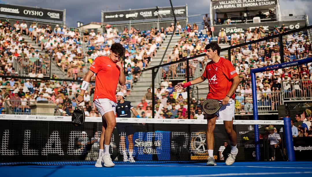 Arturo Coello en Agustin Tapia in actie tijdens de finale van de Premier Padel P2 in Valladolid