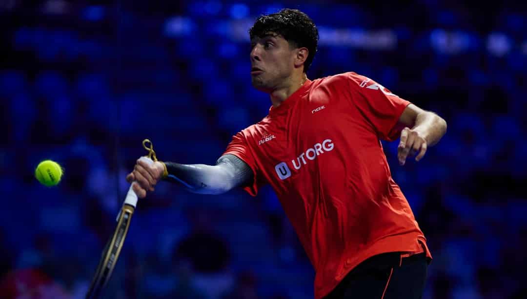Padelprof slaat een forehand tijdens een wedstrijd op de Premier Padel-tour
