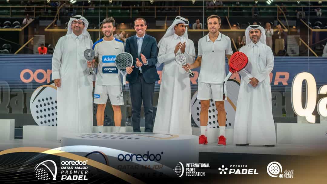 Prijsuitreiking Ooredoo Qatar Major Premier Padel in Doha met spelers en officials