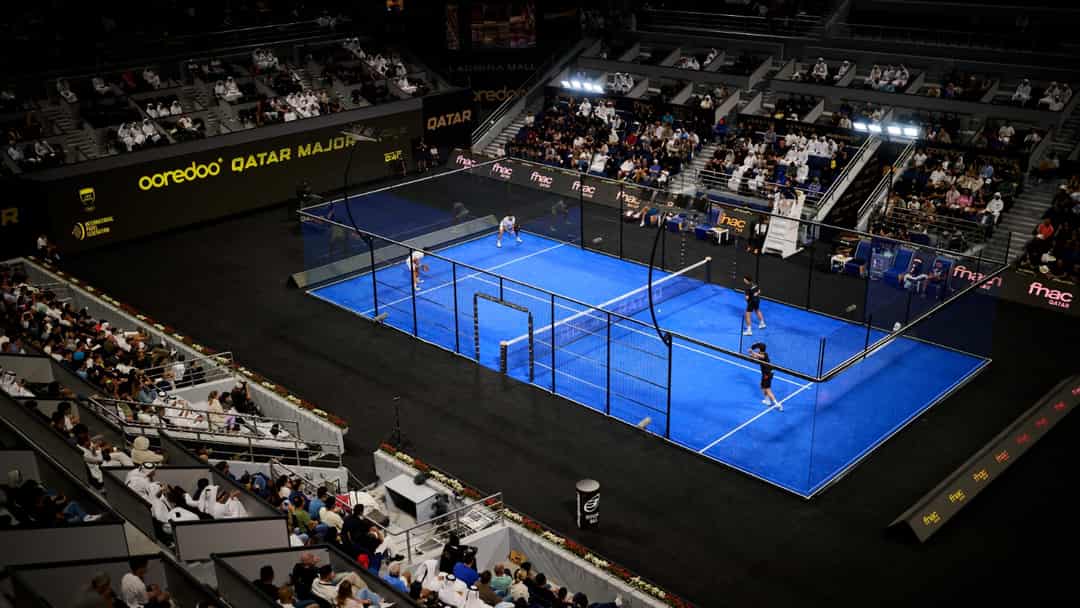 Centercourt van de Ooredoo Qatar Major in Doha met publiek op de tribunes