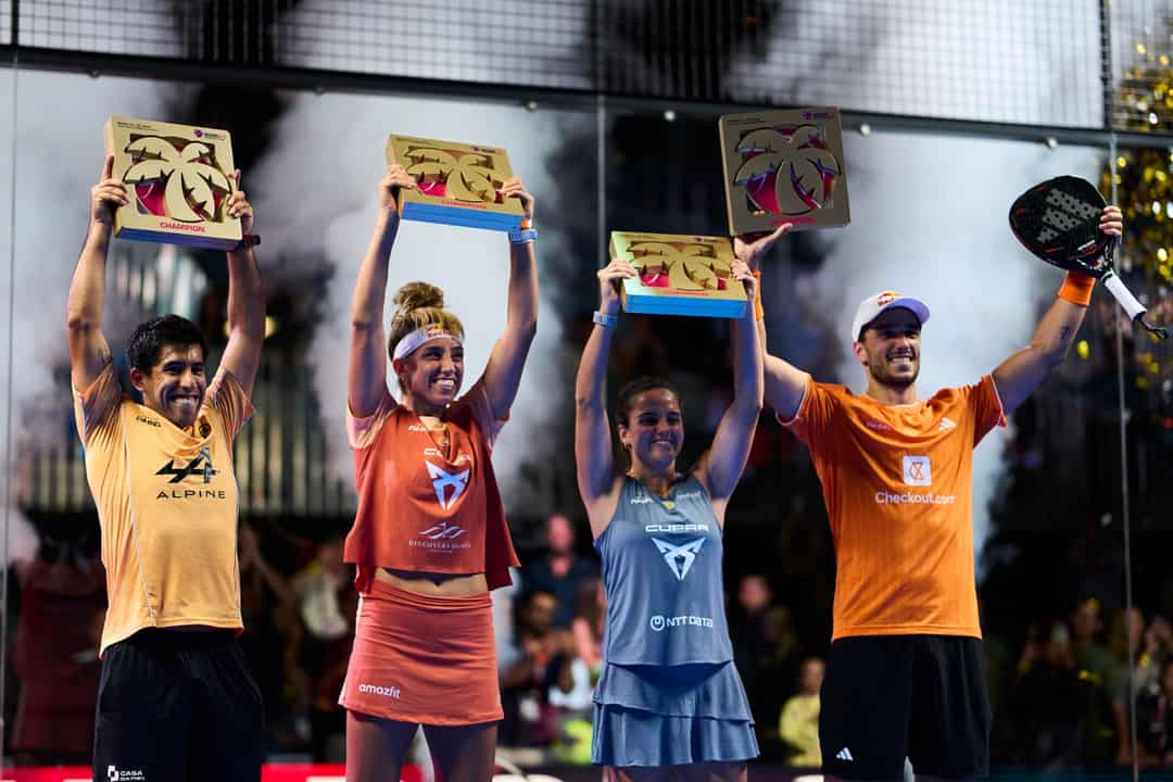 Alejandro Galán, Federico Chingotto en de vrouwenwinnaressen poseren met trofeeën na de Premier Padel P1 in Miami, maart 2026