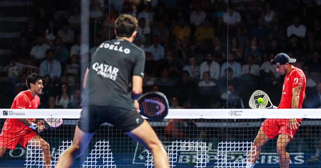Arturo Coello aan het net tegenover Alejandro Galan en Federico Chingotto tijdens Premier Padel in Rome