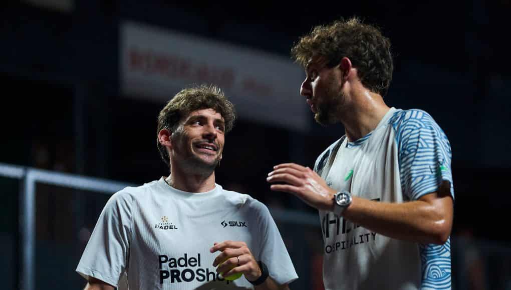 Franco Stupaczuk en Mike Yanguas overleggen tijdens een wedstrijd op de Premier Padel-tour