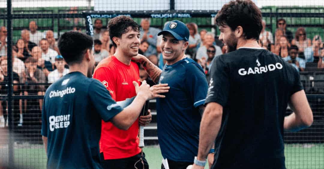 Agustin Tapia en Federico Chingotto begroeten Javier Garrido en Tolito Aguirre aan het net na hun exhibitie in Manchester