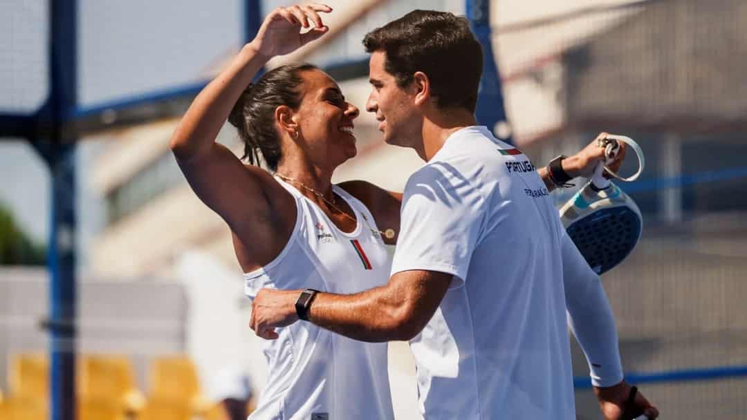 Sofia en Pedro Araujo omhelzen elkaar in Portugees tenue op de padelbaan in Taranto