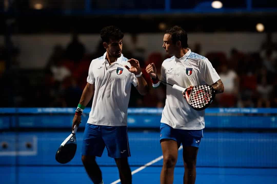 Marco Cassetta en Simone Iacovino overleggen op de baan tijdens het padeltoernooi van de Middellandse Zeespelen in Taranto