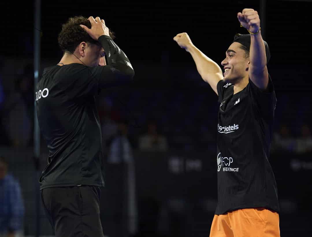 Guille Collado en Pol Hernandez vieren een gewonnen punt op een indoorbaan