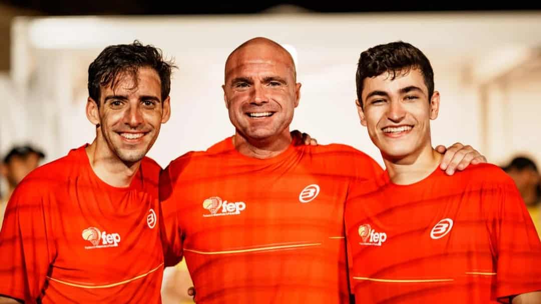 Spelers van de Spaanse padelselectie vieren gearmd het goud op de Middellandse Zeespelen in Taranto