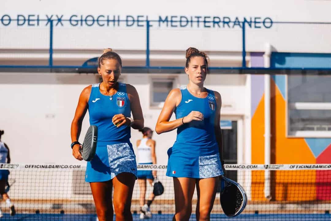 Carlotta Casali en Giulia Dal Pozzo in Italiaans tenue op de baan in Taranto