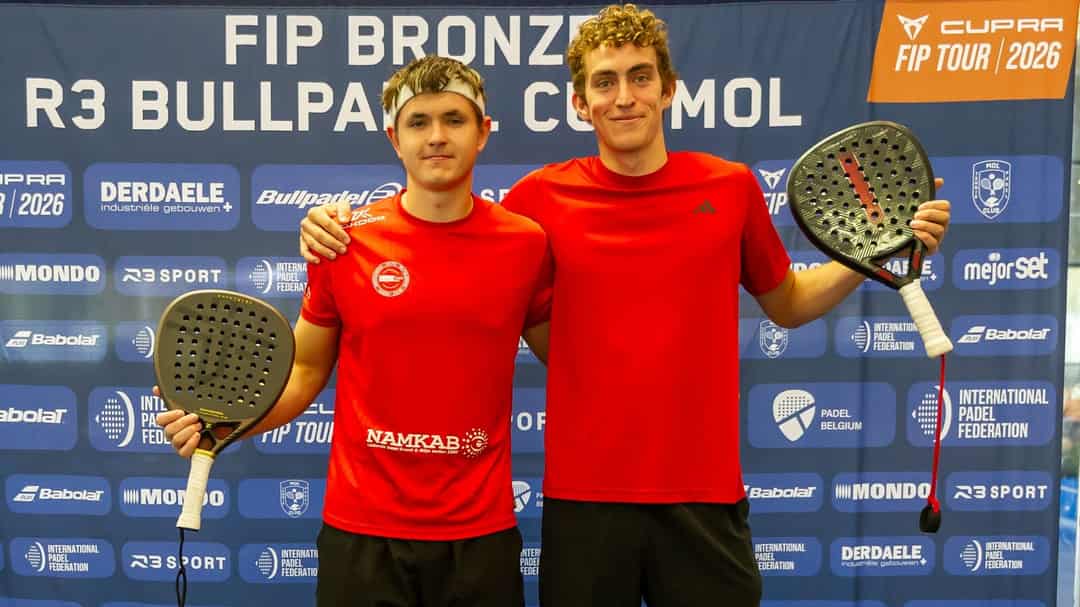 Thijs Roper en Willy Slaryd met hun rackets na hun titel op de FIP Bronze in Mol