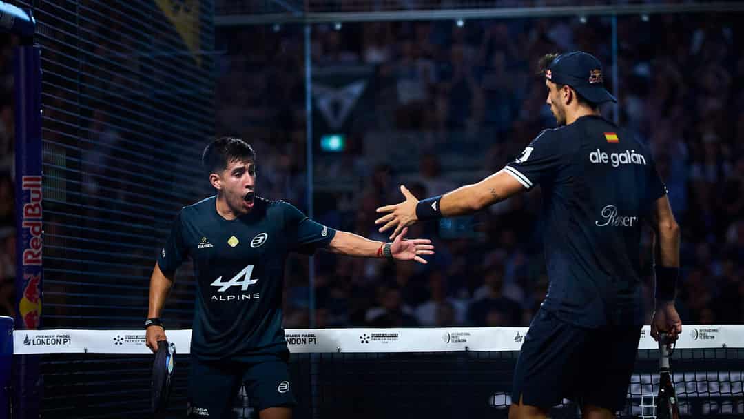 Federico Chingotto en Alejandro Galan vieren een punt aan het net tijdens de finale in Londen