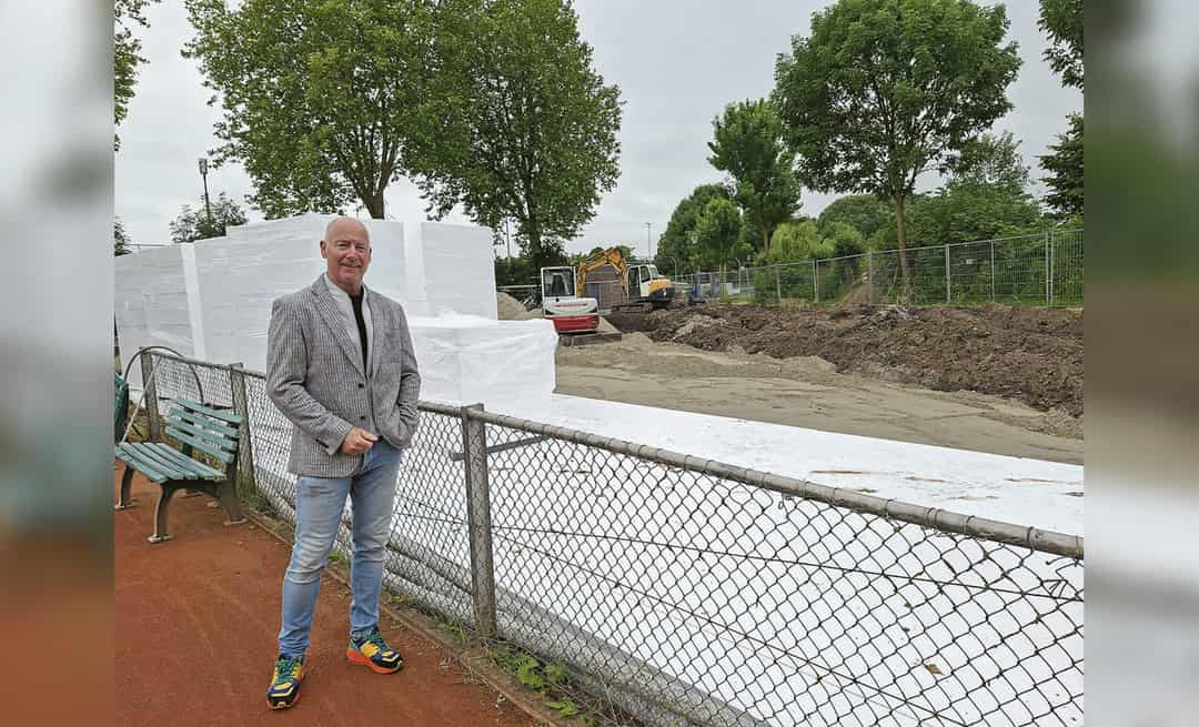 Voorzitter Michel Verschoor bij de aanleg van de twee nieuwe padelbanen van TV Montfoort