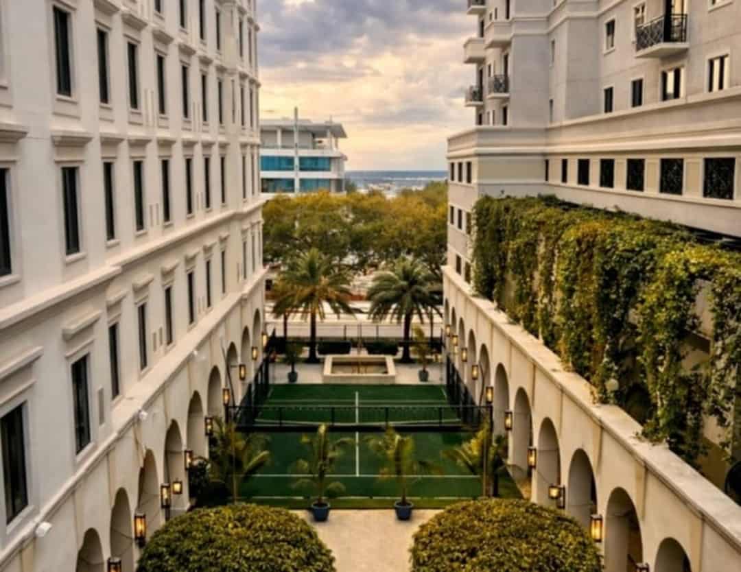 Padelbaan in de binnenplaats van het Thesis Hotel in Coral Gables, Miami