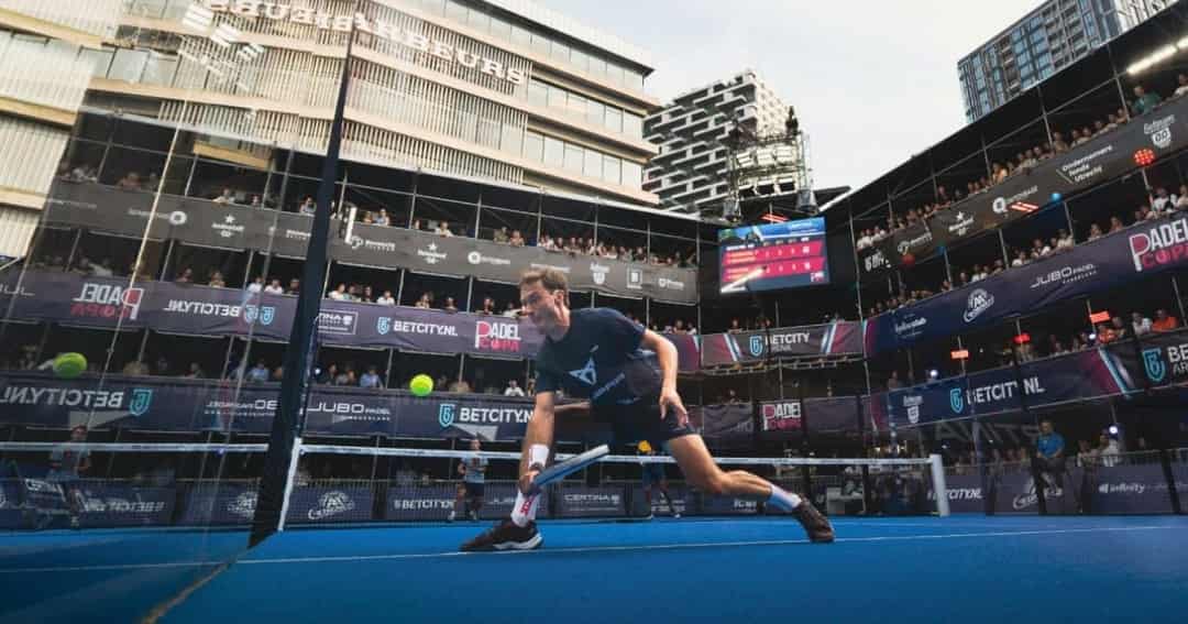 Padelspeler in actie in de pop-up arena op het Jaarbeursplein tijdens Padel Copa Utrecht