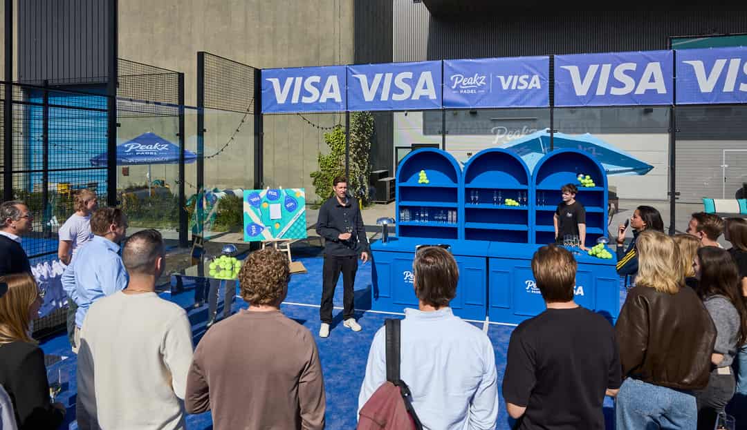 Peakz Padel locatie met spelers op de baan, persfoto Visa partnerschap 2026