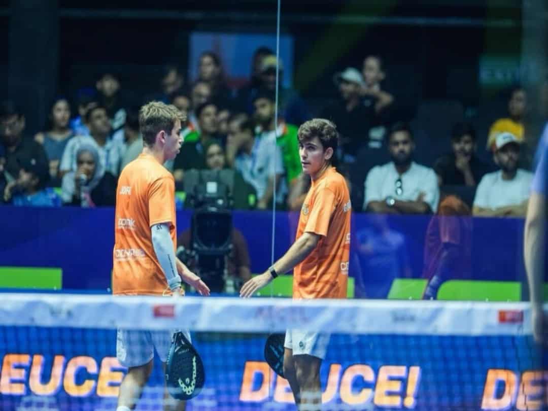 Twee spelers van de Khan Tigers overleggen aan het net tijdens de World Padel League in Mumbai